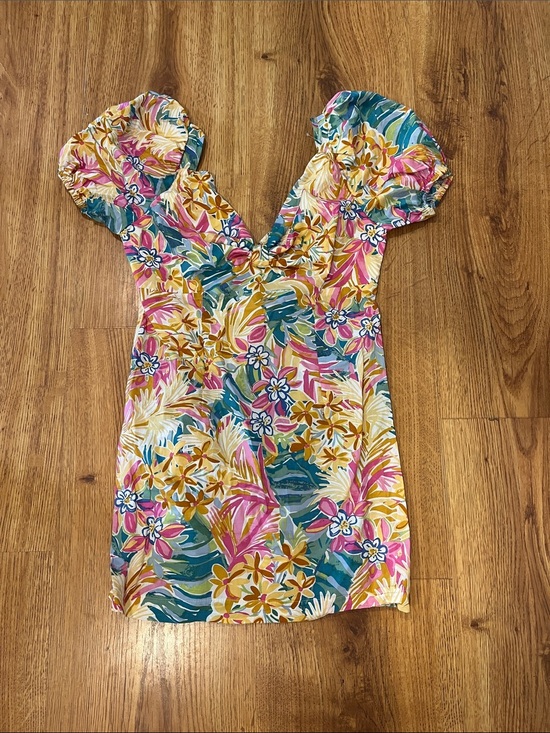Nasty Gal Dresses & Skirts - Nasty Gal Floral Puff-Sleeve V-Neck Mini Dress in Multicolor Size 8